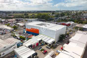 HIGH STUD NEW LYNN UNIT + 6 CARPARKS