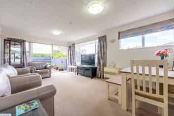 2/21 Oxford Street, West End