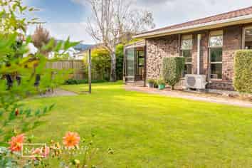2/54 Heretaunga Square, Silverstream