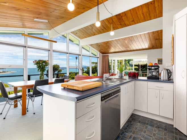 42 Ferry Road, Days Bay, Eastbourne