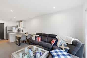 5/694 Whangaparaoa Road, Stanmore Bay