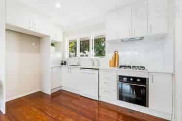 2/2 Bowling Avenue, Epsom