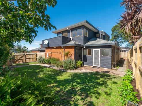 2/14 Raleigh Road, Northcote