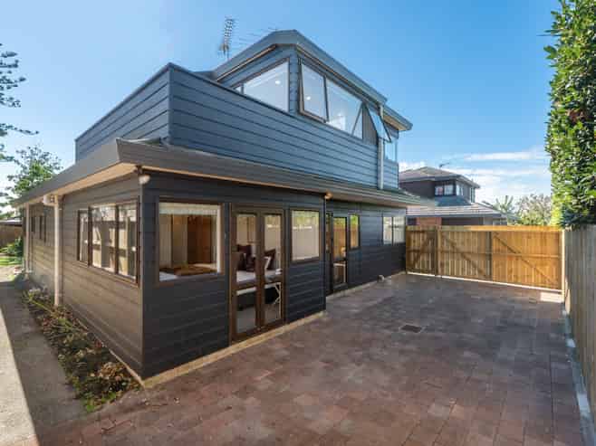 2/14 Raleigh Road, Northcote