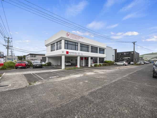Prime freehold road‑front industrial