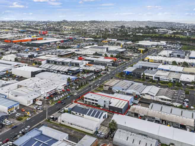 Prime freehold road‑front industrial