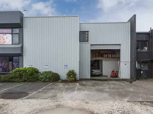 Prime freehold road‑front industrial