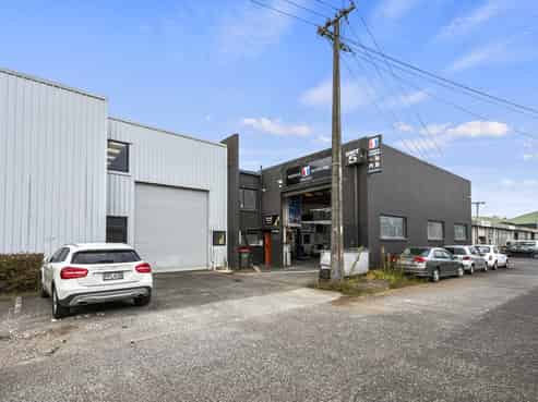 Prime freehold road‑front industrial