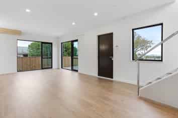 4 & 8/196 Royal Road, Massey