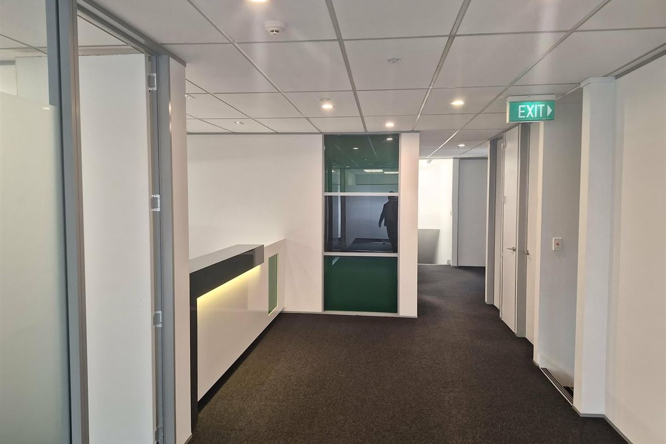 Rare CBD Office + 9 Car Parks - Vista 3