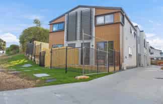 4/196 Royal Road, Massey