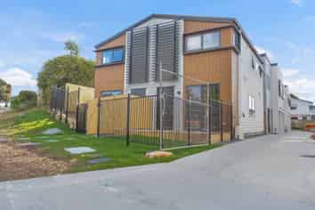 4/196 Royal Road, Massey