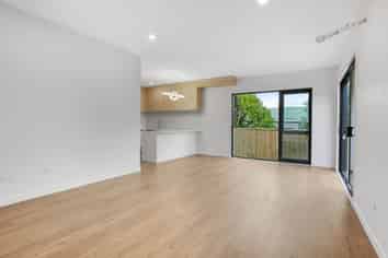 4/196 Royal Road, Massey