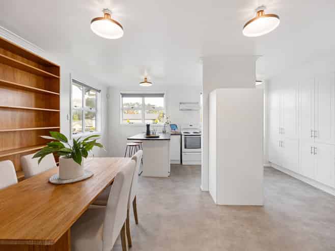 1/10 Pine Avenue, Bader