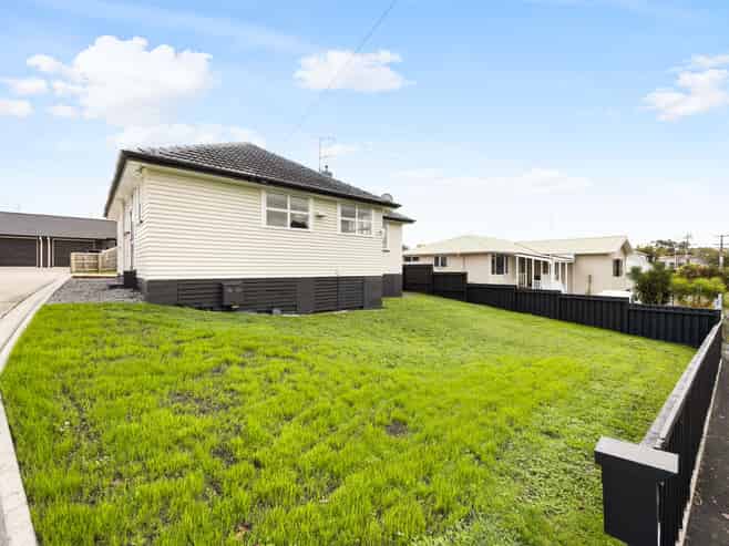 1/10 Pine Avenue, Bader