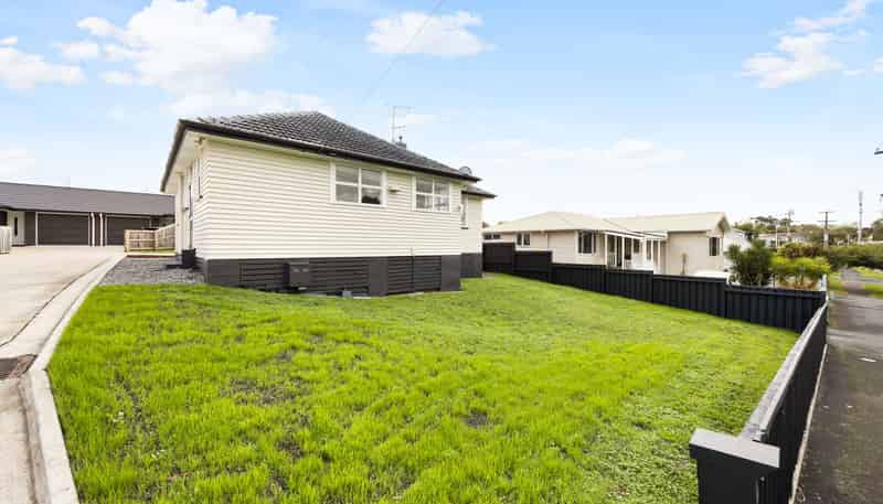 1/10 Pine Avenue, Bader