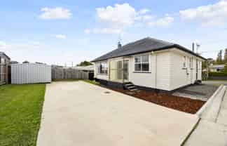 1/10 Pine Avenue, Bader