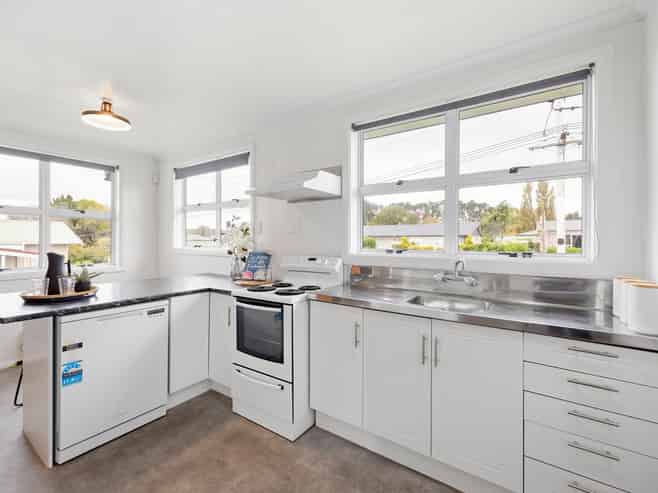 1/10 Pine Avenue, Bader