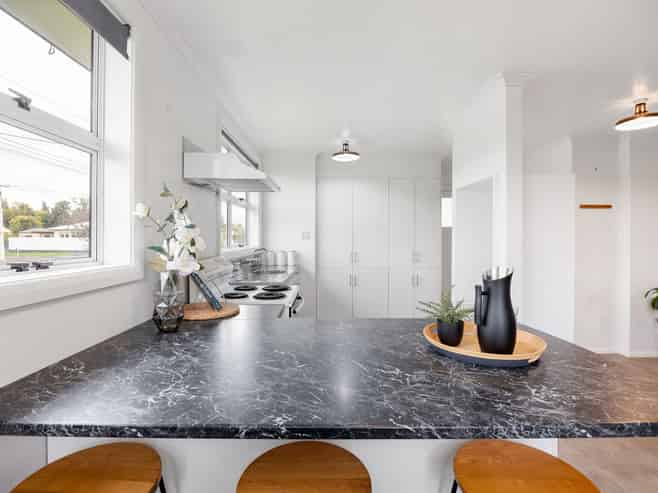 1/10 Pine Avenue, Bader