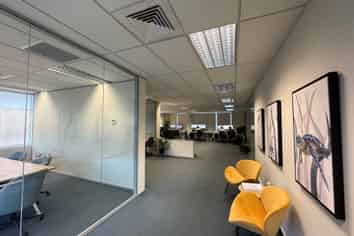 OUTSTANDING VALUE OFFICE, EXCELLENT NATURAL LIGHT
