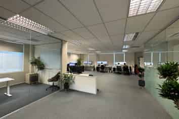 OUTSTANDING VALUE OFFICE, EXCELLENT NATURAL LIGHT
