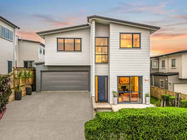 8 Carex Way, Long Bay