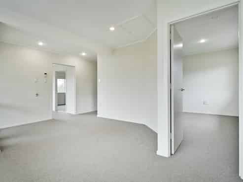 305 King Street South, Akina