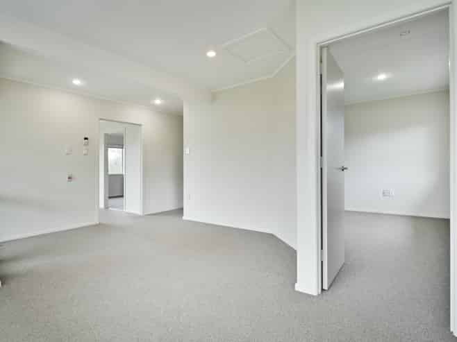 305 King Street South, Akina