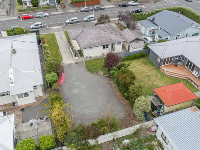 305 King Street South, Akina