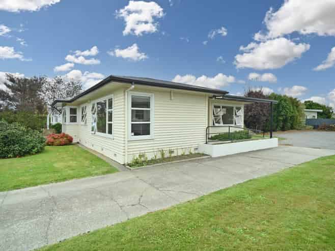 305 King Street South, Akina