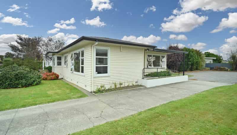 305 King Street South, Akina