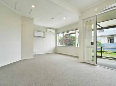 305 King Street South, Akina