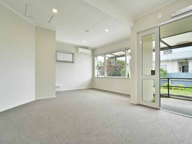 305 King Street South, Akina