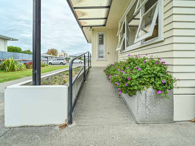 305 King Street South, Akina