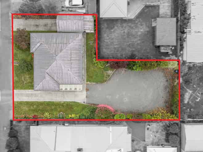 305 King Street South, Akina