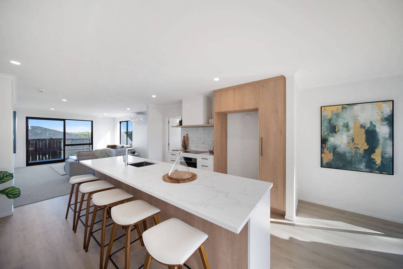Brand-New with Water Views! - Bild 5