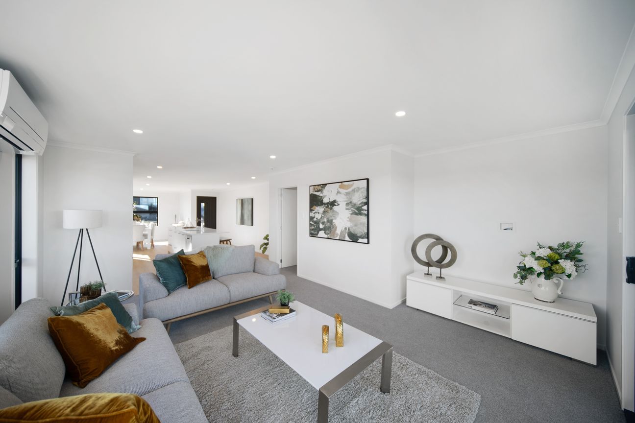 Brand-New with Water Views! - Bild 3