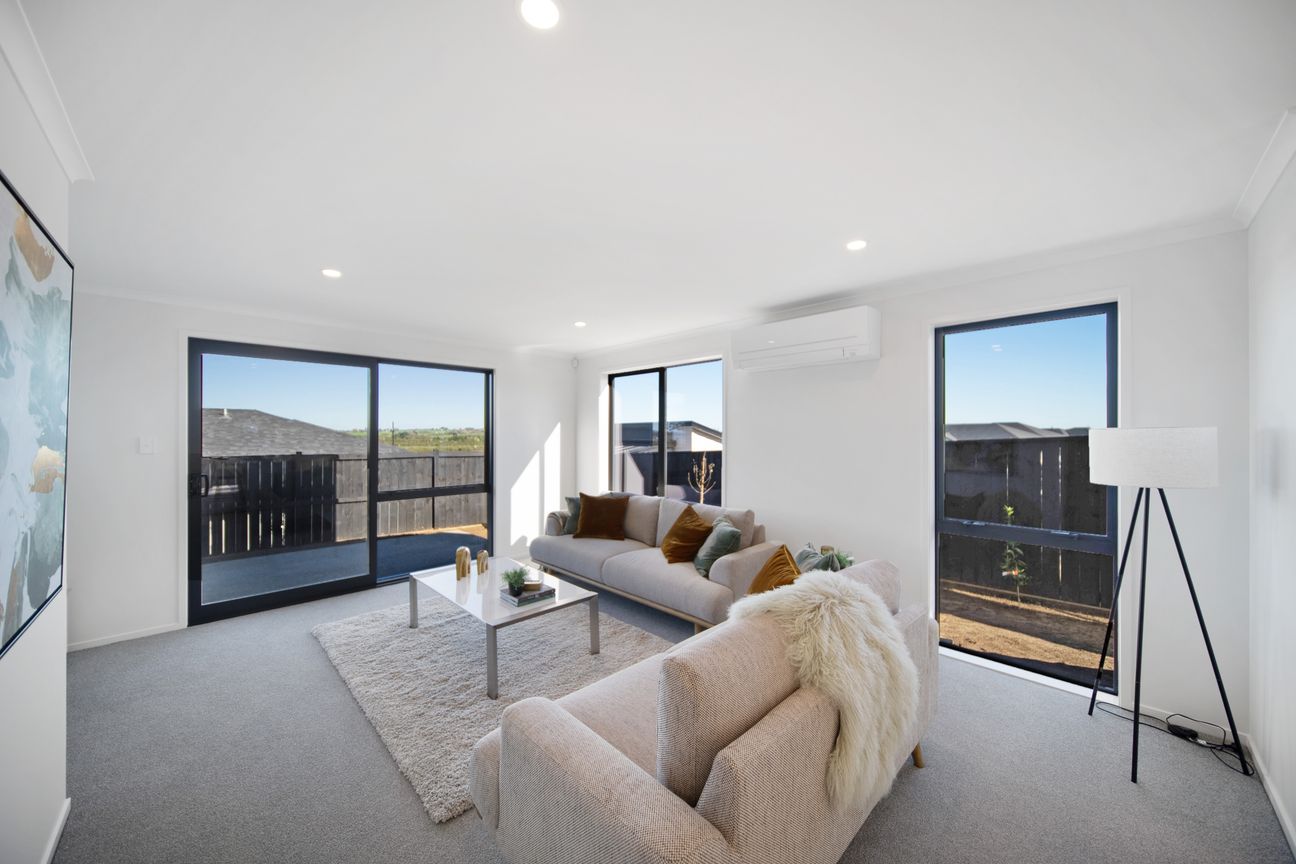 Brand-New with Water Views! - Bild 6