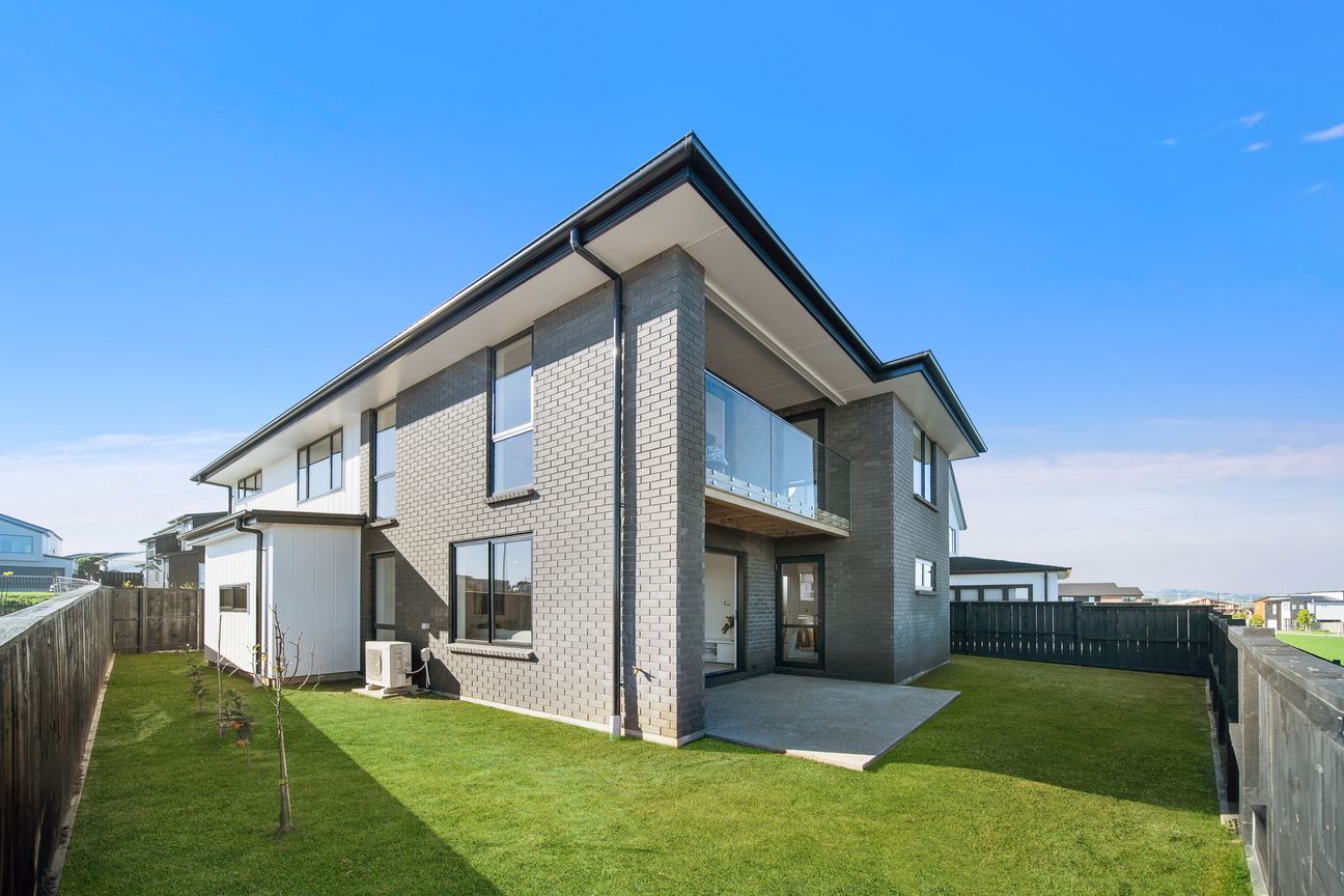 Brand-New with Water Views! - Bild 2