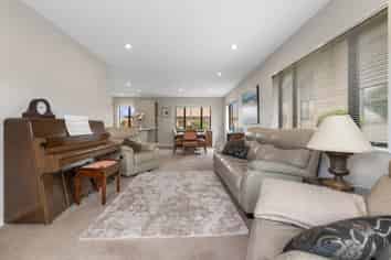 34 Royalle Mews, Botany Downs