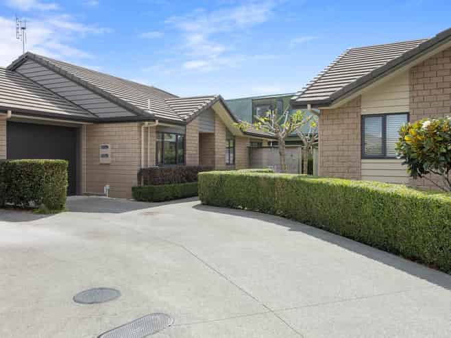 24 Royalle Mews, Botany Downs