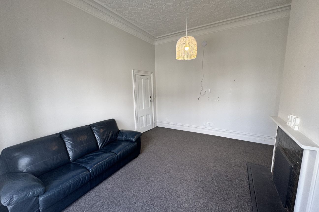 ROOM AVAILABLE IN CENTRALLY LOCATED HOUSE: - Fler