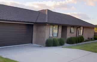 10 Bathurst Crescent, Pyes Pa