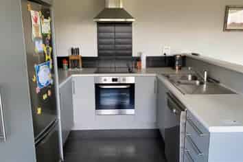 10 Bathurst Crescent, Pyes Pa