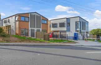 8/196 Royal Road, Massey