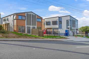 8/196 Royal Road, Massey