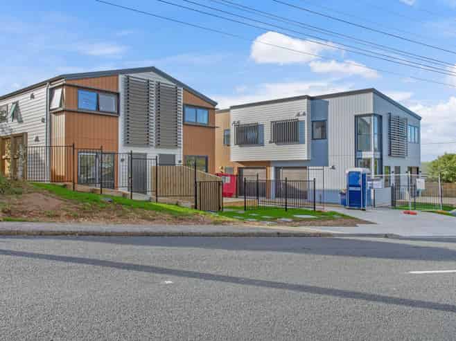 8/196 Royal Road, Massey