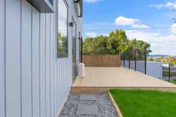 8/196 Royal Road, Massey