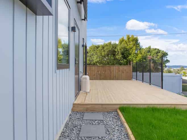 8/196 Royal Road, Massey