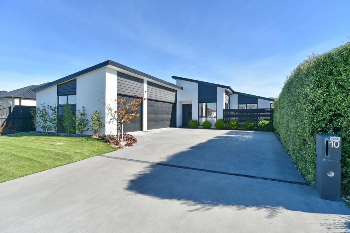* UNDER OFFER * Stunning Home - Quality, Location & Value Here, Woodend